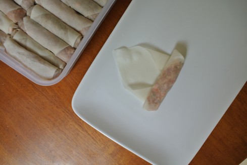 how to roll a spring roll with water and cornstarch