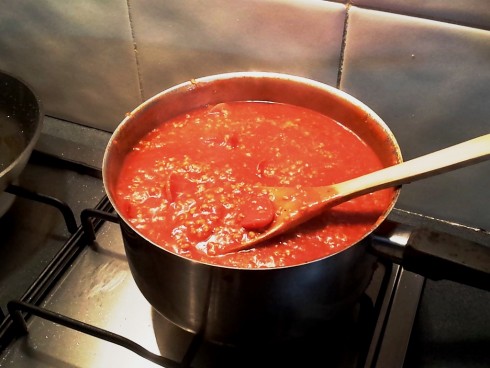 simmering sauce Filipino Spaghetti